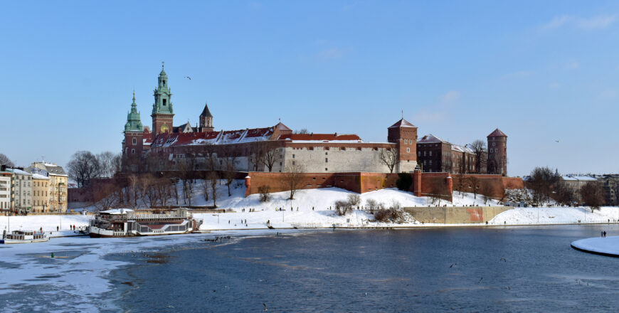 Wawel_hill_(view_from_W-winter),_Old_Town,_Kraków,_Poland.jpg